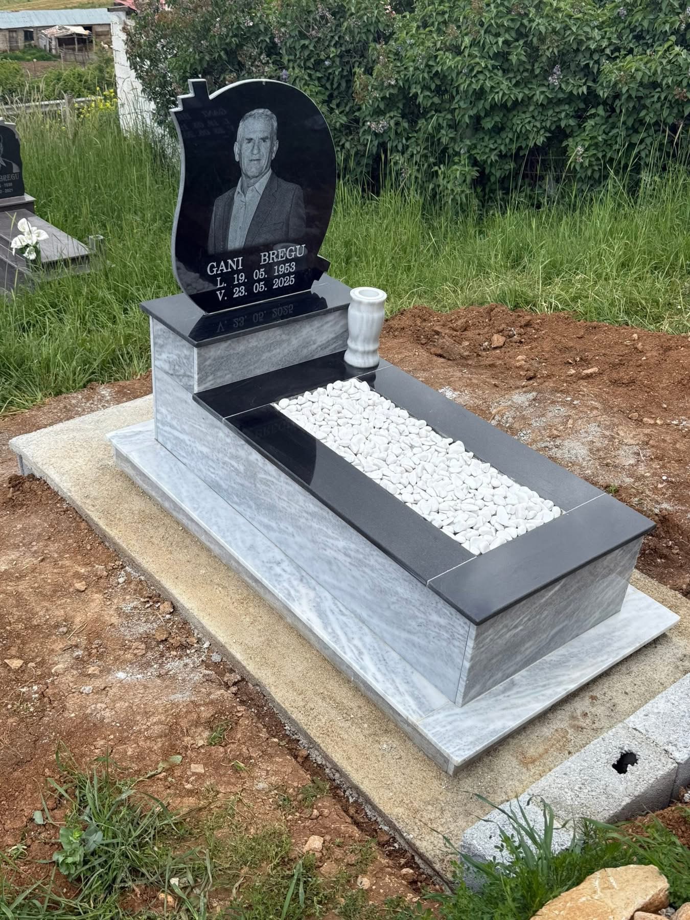 Monument nga Shërbimet Funerale Muçi 13